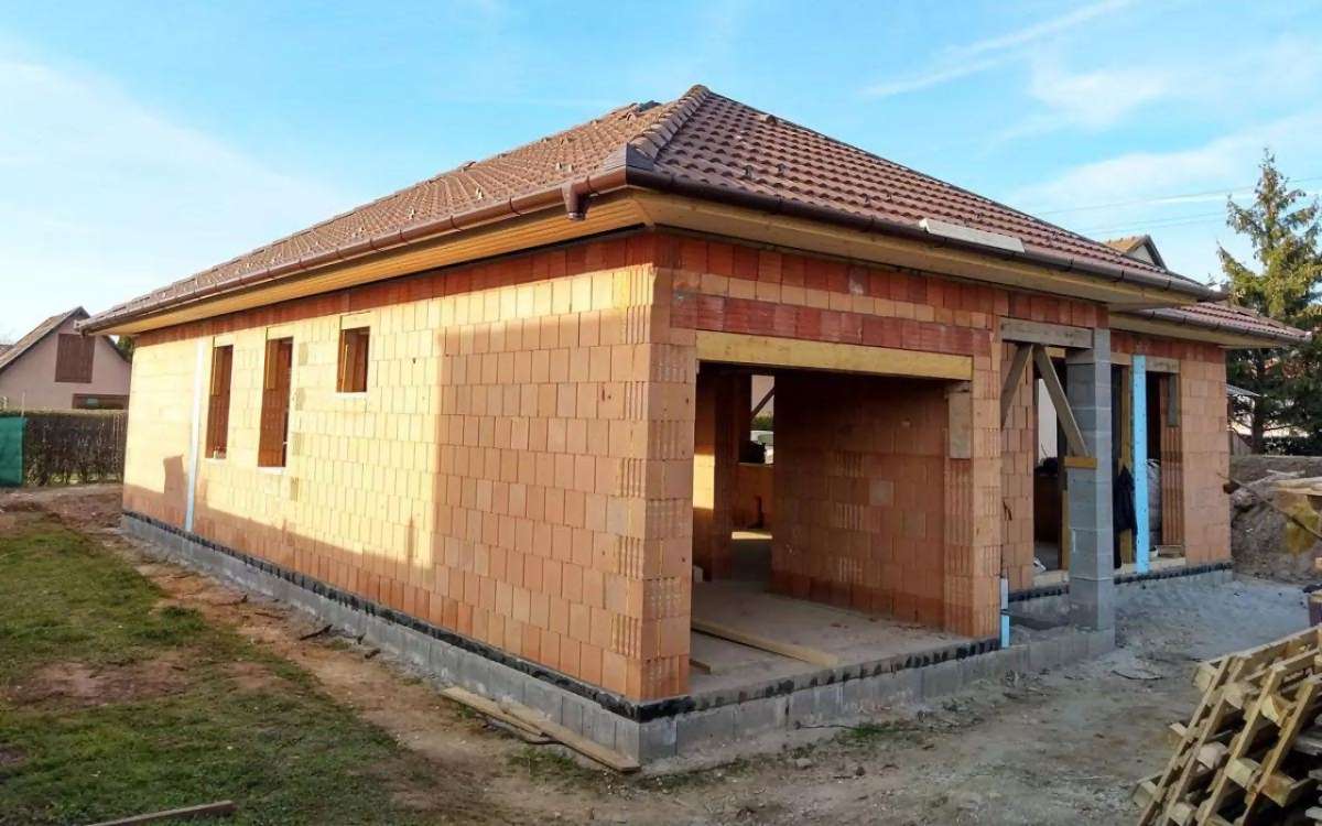 Épülő tégla ház segítségünkkel